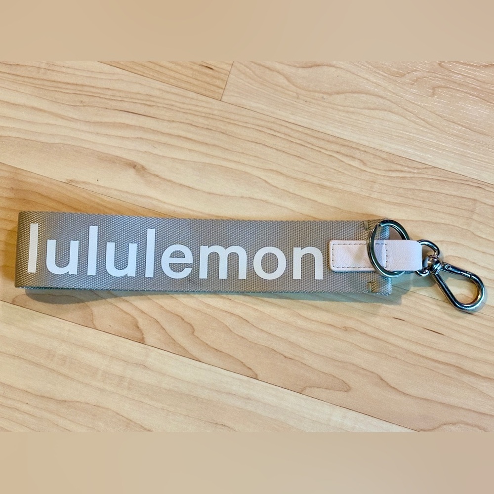 Lululemon Never Lost Keychain. Grey sage/white opal.